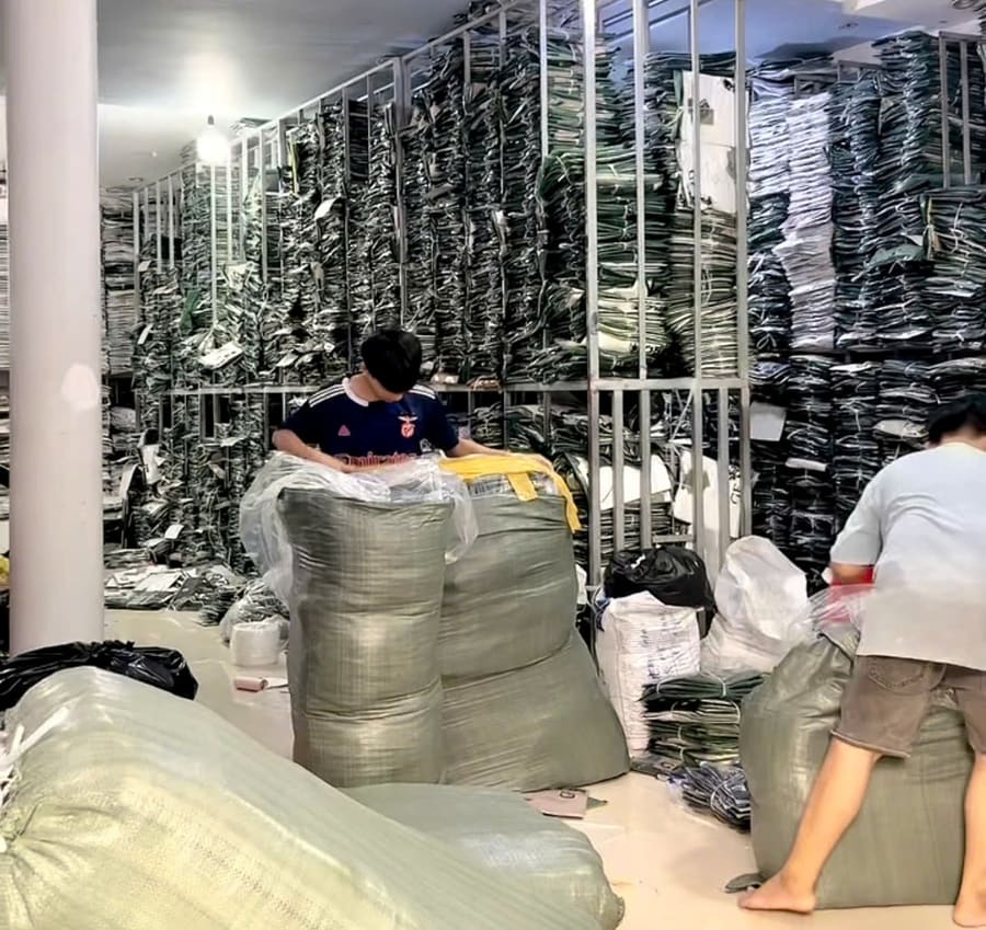 Kệ hàng đóng gói sẵn tại xưởng Hoàng Hưng